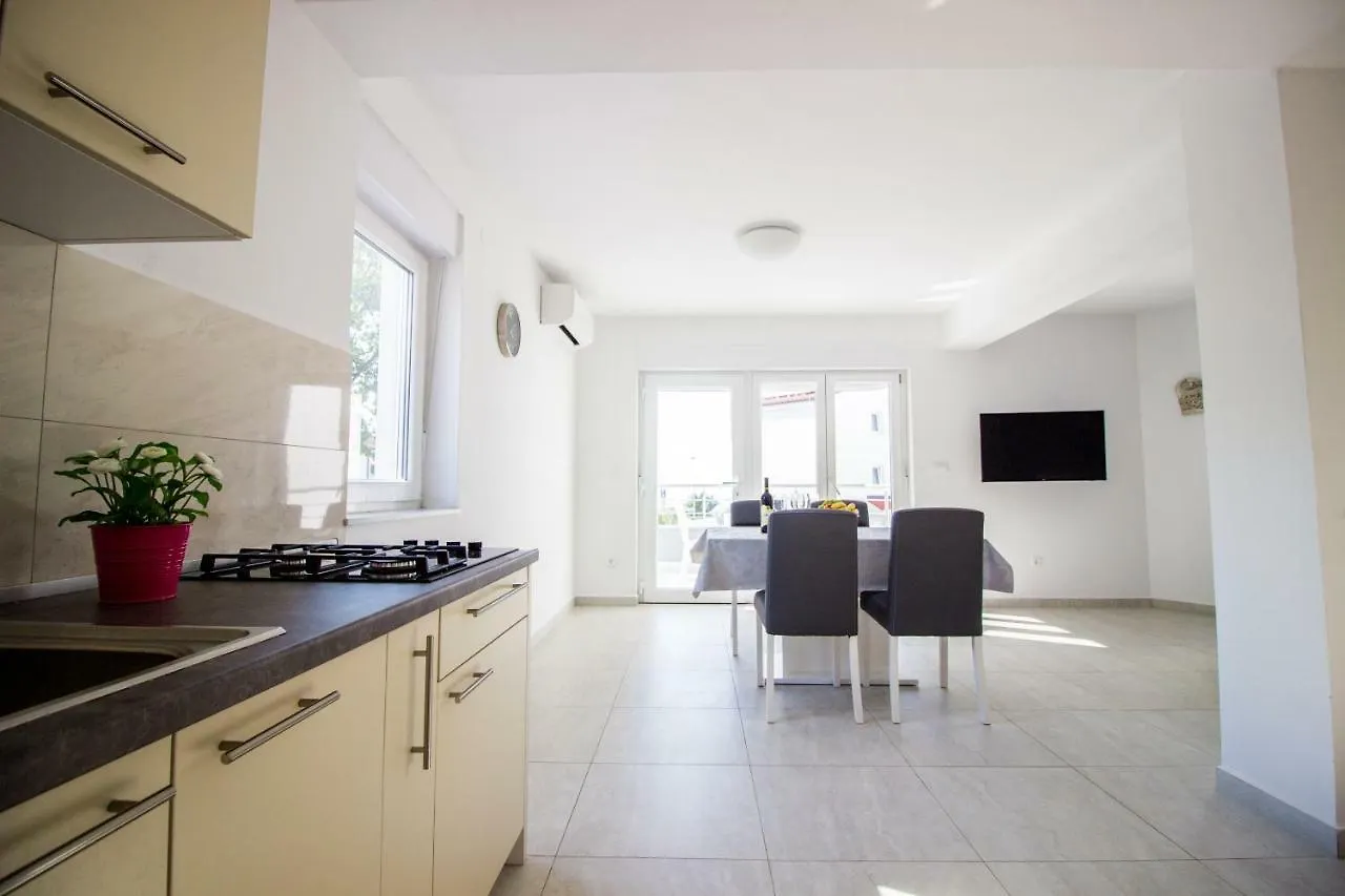 Colic Appartement Njivice 0*,